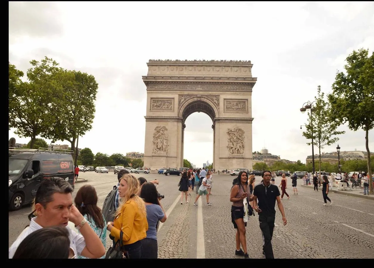 Apartment Champs Elysees 3 Paris France